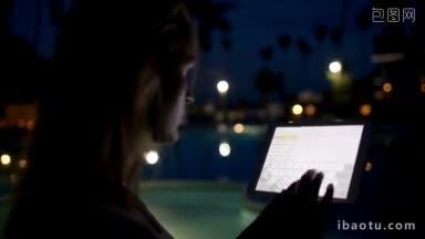 在热带度假胜地，一位女士晚上正在用平板电脑打字